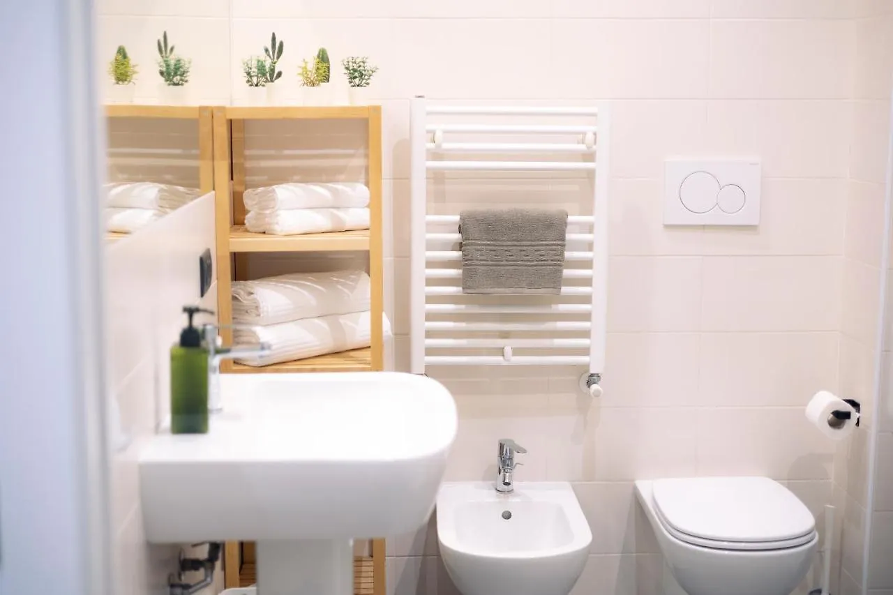 The Red Bricks Home - San Babila Area Milan Apartment