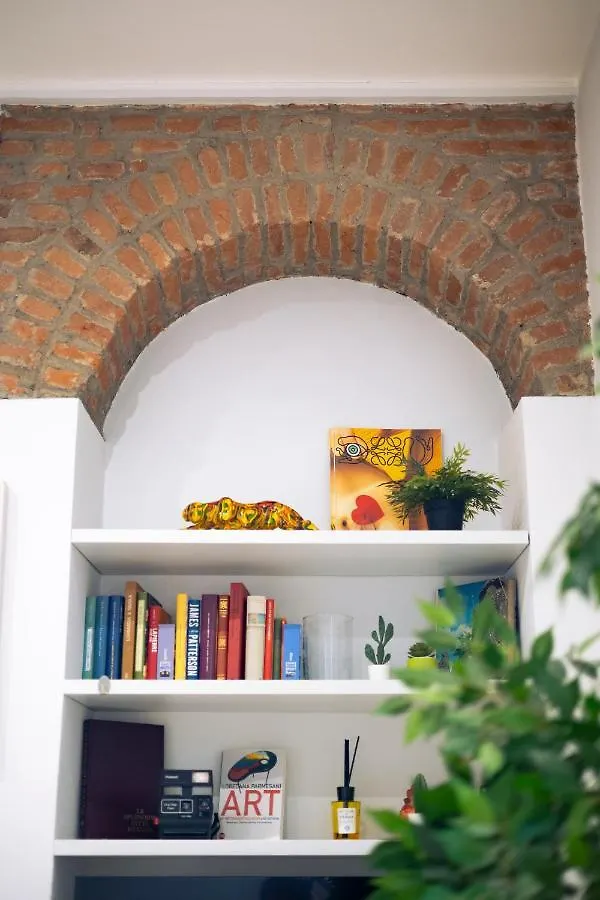 The Red Bricks Home - San Babila Area Milan Apartment