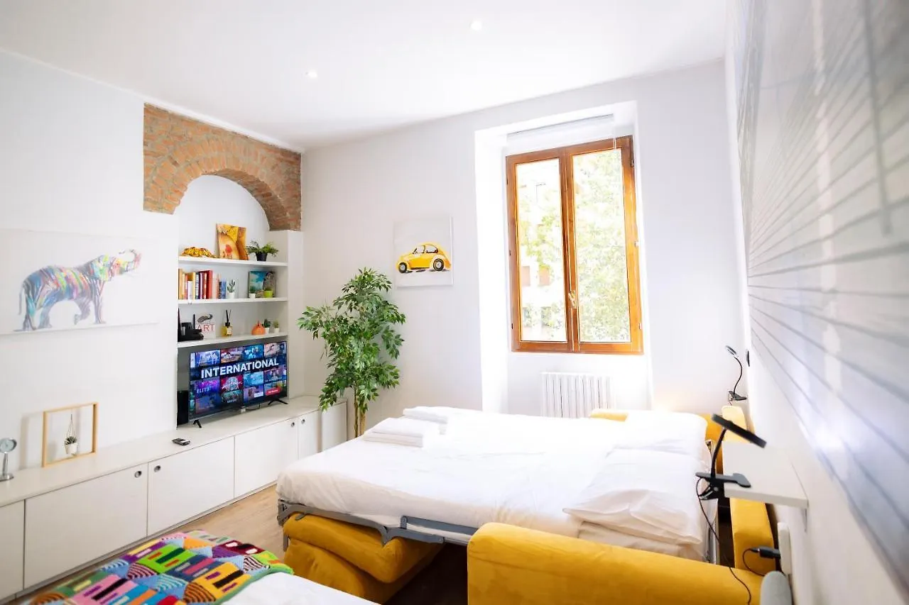 The Red Bricks Home - San Babila Area Milan