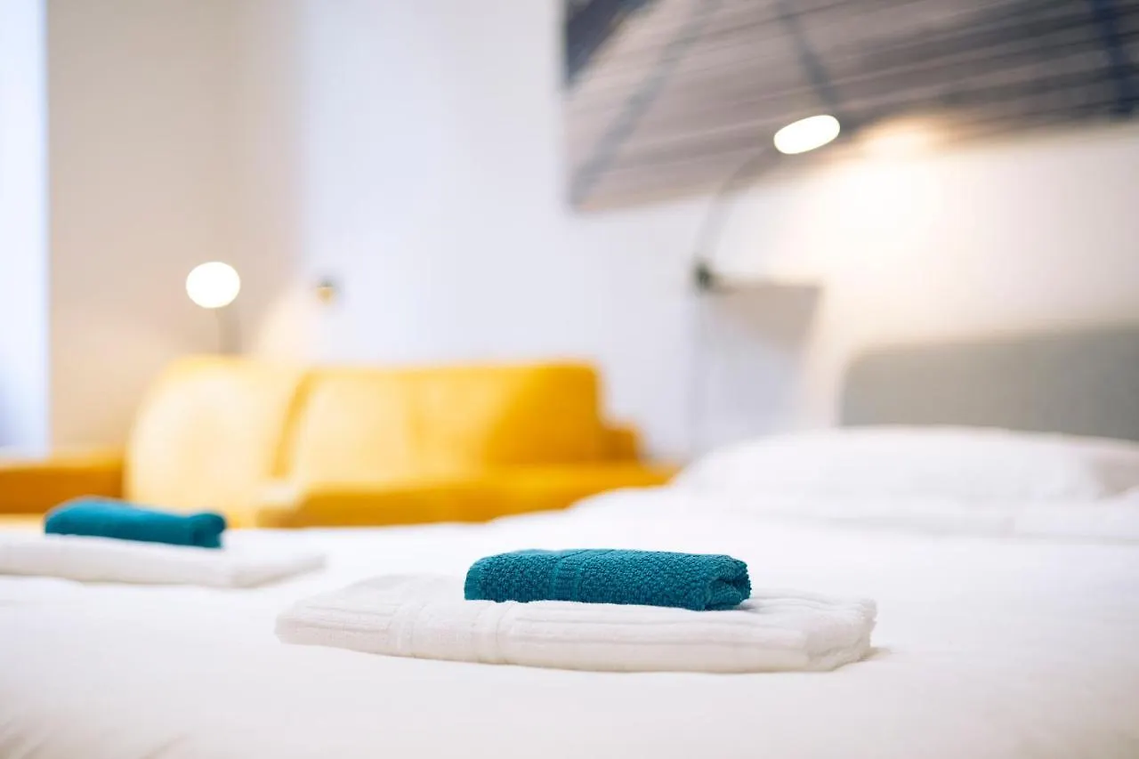 The Red Bricks Home - San Babila Area Milan Apartment