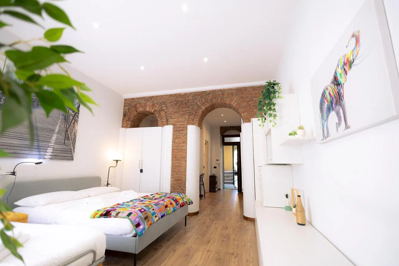 The Red Bricks Home - San Babila Area Milan Apartment
