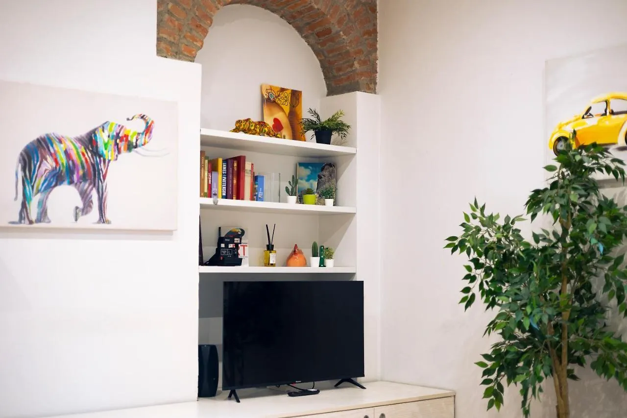 The Red Bricks Home - San Babila Area Milan