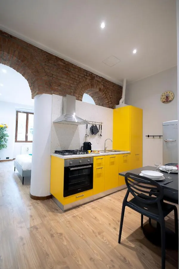 The Red Bricks Home - San Babila Area Milan